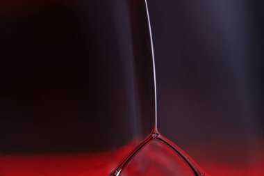 Makrodaki sıvının yansımaları, kırmızı sıvı yüzey, makrodaki kabarcıklar, makrodaki baloncukların bağlantısı, sıvıdan hücre, korku arka planı, parlak ışık, kırmızı ve siyah