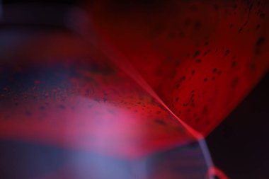 Siyah zemin üzerinde kırmızı ve mavi sıvı yansımaları, sıvı soyutlaması, renk dalgaları, derin koyu arkaplanlar, geometrik su şekilleri