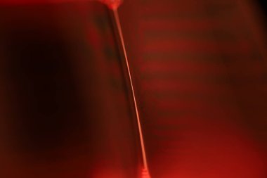 Makrodaki sıvının yansımaları, kırmızı sıvı yüzey, makrodaki kabarcıklar, makrodaki baloncukların bağlantısı, sıvıdan hücre, korku arka planı, parlak ışık, kırmızı ve siyah