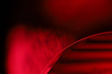 Makrodaki sıvının yansımaları, kırmızı sıvı yüzey, makrodaki kabarcıklar, makrodaki baloncukların bağlantısı, sıvıdan hücre, korku arka planı, parlak ışık, kırmızı ve siyah