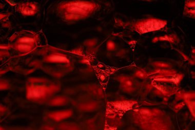 Makrodaki sıvının yansımaları, kırmızı sıvı yüzey, makrodaki kabarcıklar, makrodaki baloncukların bağlantısı, sıvıdan hücre, korku arka planı, parlak ışık, kırmızı ve siyah