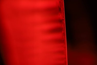 Makrodaki sıvının yansımaları, kırmızı sıvı yüzey, makrodaki kabarcıklar, makrodaki baloncukların bağlantısı, sıvıdan hücre, korku arka planı, parlak ışık, kırmızı ve siyah