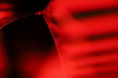 Makrodaki sıvının yansımaları, kırmızı sıvı yüzey, makrodaki kabarcıklar, makrodaki baloncukların bağlantısı, sıvıdan hücre, korku arka planı, parlak ışık, kırmızı ve siyah