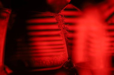 Makrodaki sıvının yansımaları, kırmızı sıvı yüzey, makrodaki kabarcıklar, makrodaki baloncukların bağlantısı, sıvıdan hücre, korku arka planı, parlak ışık, kırmızı ve siyah