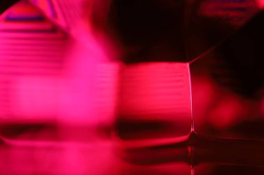 Makrodaki sıvının yansımaları, kırmızı sıvı yüzey, makrodaki kabarcıklar, makrodaki baloncukların bağlantısı, sıvıdan hücre, korku arka planı, parlak ışık, kırmızı ve siyah