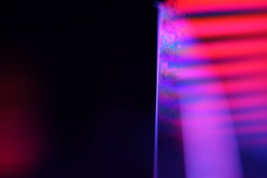 Siyah zemin üzerinde kırmızı ve mavi sıvı yansımaları, sıvı soyutlaması, renk dalgaları, derin koyu arkaplanlar, geometrik su şekilleri