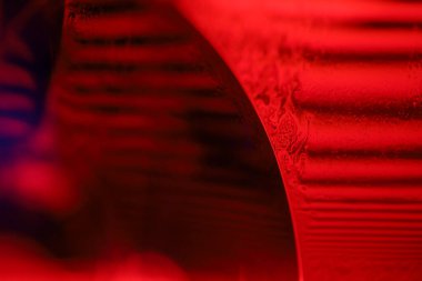 Mükemmel sıvı formlar, makrodaki sıvının yansımaları, kırmızı sıvı yüzey, makrodaki kabarcıklar, makrodaki baloncukların bağlantısı, sıvıdan hücre, korku arka planı, parlak ışık