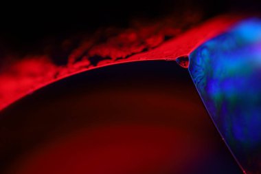 Kırmızı ve mor sıvı formlar, sıvı soyutlama, renk dalgaları, derin koyu arkaplan, dinamik sıvı hareket