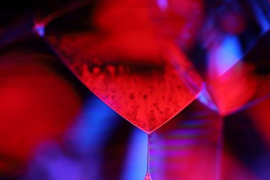 Kırmızı ve mor sıvı paneller, sıvı soyutlama, renk dalgaları, derin koyu arkaplanlar, parlak formlar.