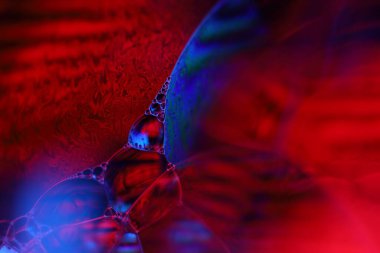 Kırmızı ve mor sıvı formlar, sıvı soyutlama, renk dalgaları, derin koyu arkaplan, dinamik sıvı hareket