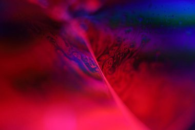 Kırmızı ve mor sıvı formlar, sıvı soyutlama, renk dalgaları, derin koyu arkaplan, dinamik sıvı hareket