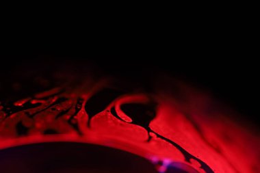 Sıvının makrodaki yansımaları, kırmızı sıvı yüzey, makrodaki kabarcıkların bağlantısı, sıvıdan hücre, korku arka planı, parlak ışık, derin desen