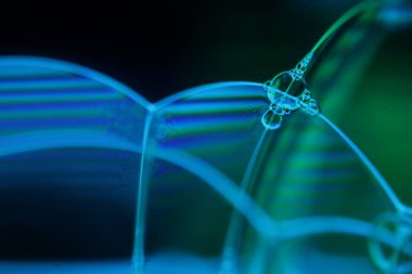 Mavi ve Yeşil kabarcıklar siyah arkaplanda yansımalar, sıvı soyutlama, renk dalgaları, derin koyu arkaplanlar