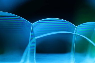 Siyah arkaplanda mavi sıvı yansımaları, sıvı soyutlaması, renk dalgaları, derin koyu arkaplan