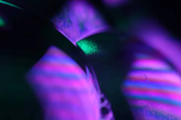 Çok renkli kabarcıklar, inanılmaz sıvı bağlantılar, sıvı hareketi, karanlık fantastik arka plan, şeffaf yağ kabarcıkları