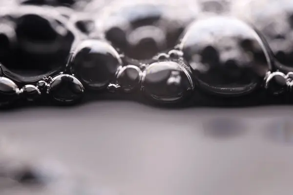 Karanlıkta gri kabarcıklar, kasvetli soyut, gri yansımalar, sıvı soyutlaması, ürkütücü atmosfer, parlak yüzey 