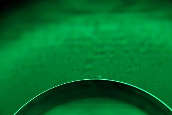 Yeşil sıvı fenomen yapısı, koyu arkaplanda yeşil yağlar, renkli soyut, sürrealist sanat, ışık çizgisi