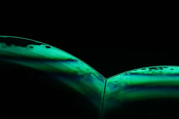 Yeşil sıvı fenomen yapısı, koyu arkaplanda yeşil yağlar, renkli soyut, sürrealist sanat, ışık çizgisi, soğuk yeşil ışıklar. 