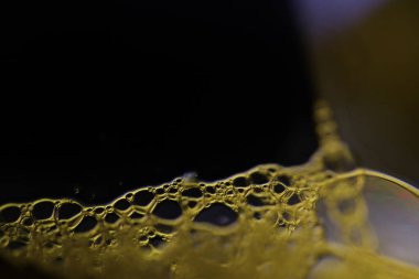 Siyah arkaplanda sarı sıvı yansımaları, sıvı soyutlaması, renk dalgaları, derin koyu arkaplanlar, düz hareket, soyut baloncuklar 