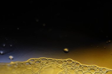 Siyah arkaplanda sarı sıvı yansımaları, sıvı soyutlaması, renk dalgaları, derin koyu arkaplanlar, düz hareket, soyut baloncuklar 