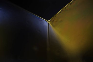 Siyah arkaplanda sarı sıvı yansımaları, sıvı soyutlaması, renk dalgaları, derin koyu arkaplanlar, düz hareket, soyut baloncuklar 