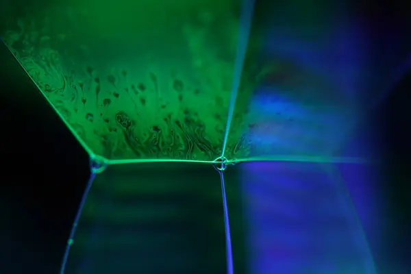 Siyah zemin üzerinde yeşil sıvı yansımaları, sıvı soyutlaması, renk dalgaları, derin koyu arkaplanlar, geometrik su şekilleri, sıvı hareketi, yeşil ve mavi ışık 