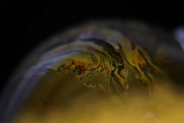 Yeşil sıvı küre, parlak sıcak ışık, sıvı soyutlaması, doğal desen, yağ arkaplanı.