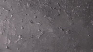Eriyen buz mikroskopla görülüyor, buz ve suyun makroda hareketi, doğal arkaplan