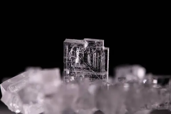 Siyah zemin üzerinde beyaz kristal, minimalist fotoğraf, tuz kristali büyümesi, bilim deneyi, okul deneyi