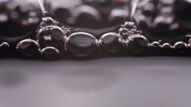 Kabarcıklı beyaz şampuan, kremsi sıvı, makroda kozmetik, beyaz fotokopi alanı, gökkuşağı yansımaları, temiz arkaplan, soyutlama