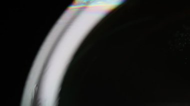 Gri mat sıvısı, koyu minimalist arkaplan, erimiş alüminyum yüzey, siyah zemin üzerinde gri 