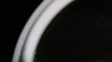 Gri mat sıvısı, koyu minimalist arkaplan, erimiş alüminyum yüzey, siyah zemin üzerinde gri 