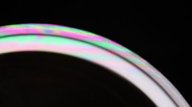 Gri mat sıvısı, koyu minimalist arka plan, erimiş alüminyum yüzey, renkli yansıma. 