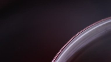 Gri mat sıvısı, koyu minimalist arkaplan, erimiş alüminyum yüzey