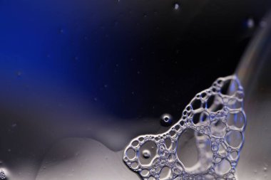 Gümüş kabarcıklar soyutlama, karanlık minimalist arkaplan, erimiş alüminyum yüzey