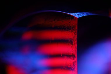 Siyah zemin üzerinde kırmızı ve mor sıvı yansımaları, sıvı yüzey soyutlaması, renk kenarı, derin koyu arkaplan, geometrik su şekilleri, sıvı hareketleri, olağanüstü fiziksel özellikler