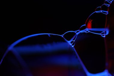 Siyah zemin üzerinde mor sıvı desen, akışkan hareket, karanlık korku arka planı, makro sıvı, düz eğim