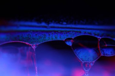 Siyah zemin üzerinde mor sıvı desen, akışkan hareket, karanlık korku arka planı, makro sıvı, düz eğim