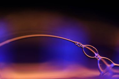 Makro mor sıvı doku, parlak sıvı, makrodaki kabarcıklar, koyu arkaplan, kopyalama alanı, mükemmel su formları, minimalist desen