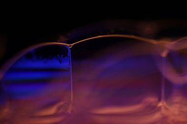 Makro mor sıvı doku, parlak sıvı, makrodaki kabarcıklar, koyu arkaplan, kopyalama alanı, mükemmel su formları, minimalist desen