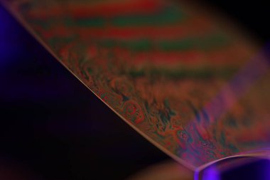 Makro mor sıvı doku, parlak sıvı, makrodaki kabarcıklar, koyu arkaplan, kopyalama alanı, mükemmel su formları, minimalist desen