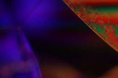 Makro mor sıvı doku, parlak sıvı, makrodaki kabarcıklar, koyu arkaplan, kopyalama alanı, mükemmel su formları, minimalist desen