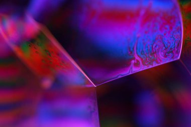 Makro mor sıvı doku, parlak sıvı, makrodaki kabarcıklar, koyu arkaplan, kopyalama alanı, mükemmel su formları, minimalist desen