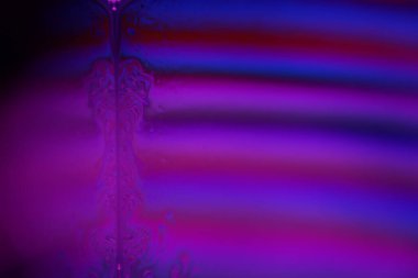 Siyah zemin üzerinde mor sıvı desen, akışkan hareket, karanlık korku arka planı, makro sıvı, düz eğim