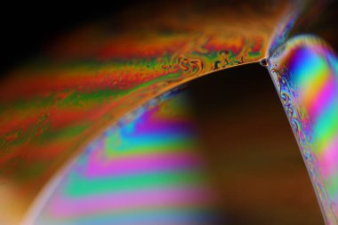 Makrodaki sıvı gökkuşağı düz film, parlak sıvı yüzey, parazit kalıbı, makrodaki kabarcıklar, makrodaki baloncukların bağlantısı, sıvıdan hücre, makro soyutlama.