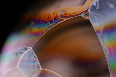 Makrodaki sıvı gökkuşağı düz film, parlak sıvı yüzey, parazit kalıbı, makrodaki kabarcıklar, makrodaki baloncukların bağlantısı, sıvıdan hücre, makro soyutlama.