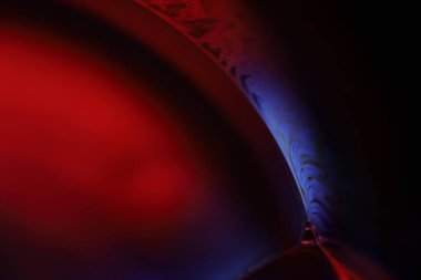 Makrodaki sıvının kırmızı yansımaları, sıvı yüzey, makrodaki kabarcıklar, makrodaki baloncukların bağlantısı, sıvıdan hücre, korku arka planı, mükemmel parlak doku.