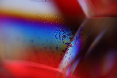 Makrodaki sıvı gökkuşağı düz film, parlak sıvı yüzey, parazit kalıbı, makrodaki kabarcıklar, makrodaki baloncukların bağlantısı, sıvıdan hücre, makro soyutlama.