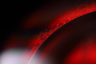 Makrodaki sıvının kırmızı yansımaları, sıvı yüzey, makrodaki kabarcıklar, makrodaki baloncukların bağlantısı, sıvıdan hücre, korku arka planı, mükemmel parlak doku.