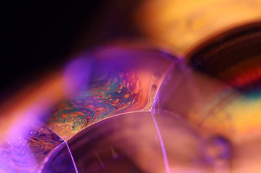 Portakal ve mor sıvı film, parlak makro şekiller, bilimsel soyutlama. 